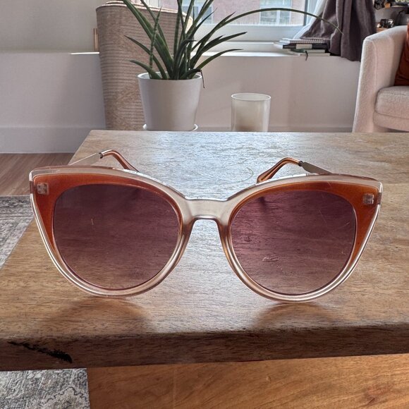 Cat eye, winged sunglasses - Picture 1 of 7